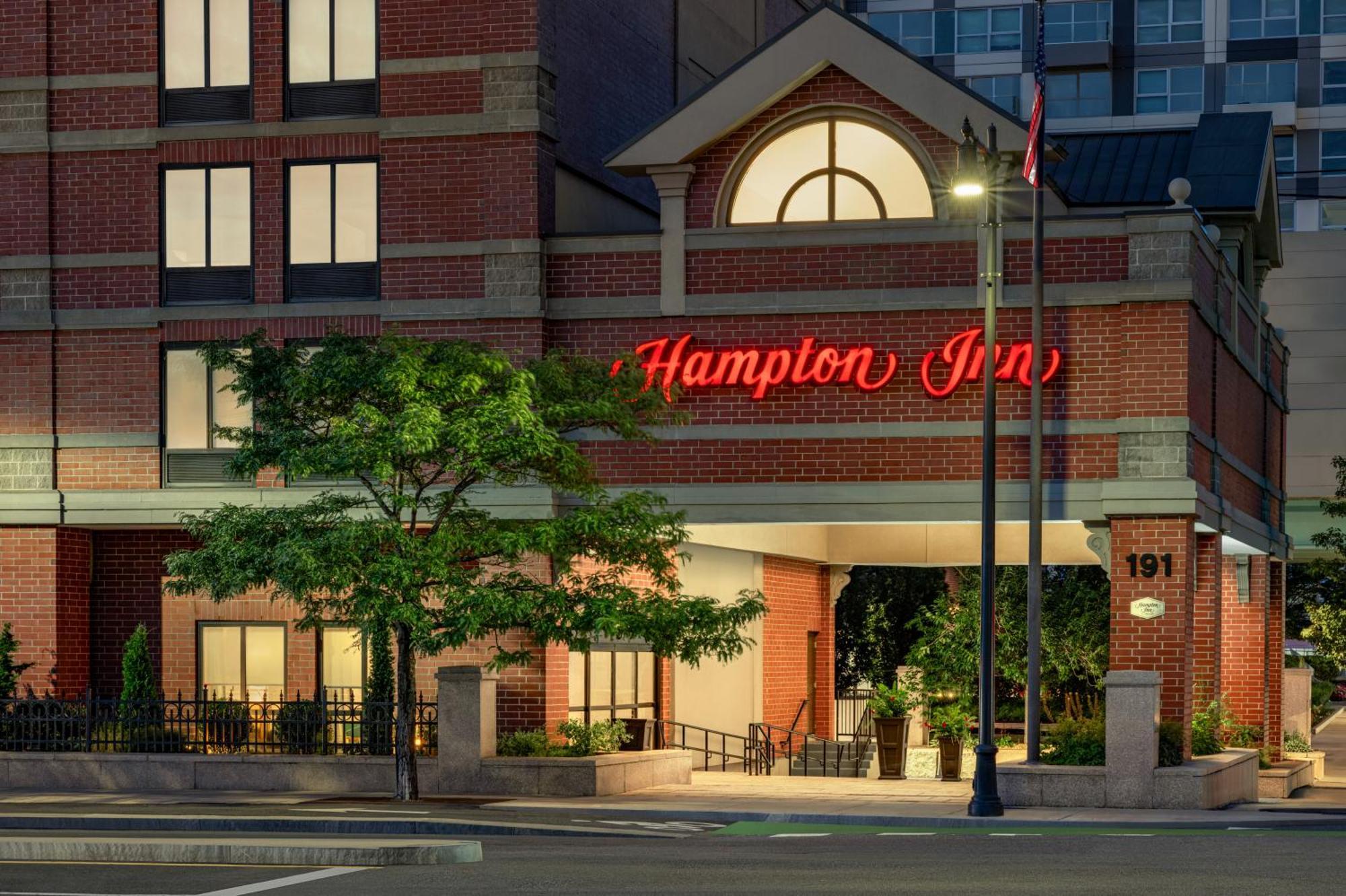 Hampton Inn By Hilton Boston/Кеймбридж Екстериор снимка